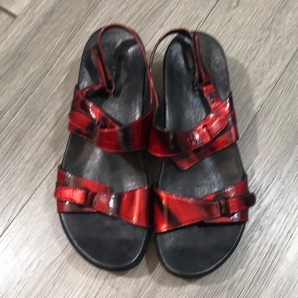 Aravon Red Patent Leather Adjustable Strap Comfort Sandals size 8D/8 Wide - Picture 1 of 9